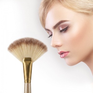 Štětec na  masky - vějíř větší 18cm